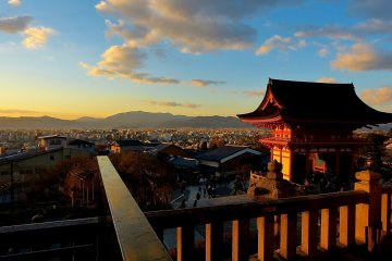 <p>Vue sur la porte Niō en contrebas, depuis la porte de l'Ouest</p>