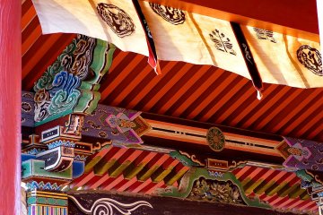 <p>D&eacute;corations sur l'avant-toit et la structure de la porte de l'Ouest</p>