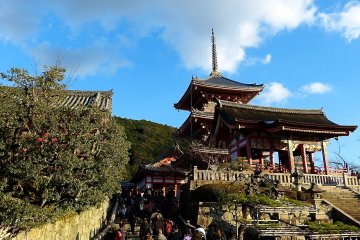 <p>La porte de l'Ouest (Sai-mon) et la pagode &agrave; trois &eacute;tages</p>