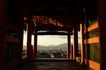 <p>Au cr&eacute;puscule, vue sur la ville &agrave; travers la porte de l'Ouest</p>