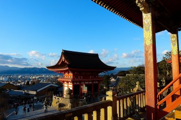 <p>Le temple de Kiyomizu se trouve au sommet d'une colline</p>
