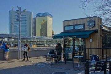 <p>Tully's Coffee also has seating outside and I think this is the better option, as&nbsp;the interior is kind of crammed with a huge stuffed teddy bear and other stuff.</p>