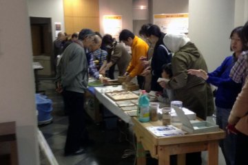 <p>On Saturdays on the first floor, anyone with paid admission may take part in the papermaking workshop for free. Haven't you always wanted to&nbsp;make paper&nbsp;out of recycled milk cartons?</p>