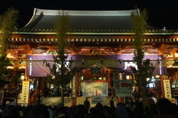 Crowds moving slowly to the final stairs leading to the entrance of&nbsp;the shrine. Wear&nbsp;good clothing to keep yourself warm, as it might&nbsp;be around&nbsp;90-120 minutes of slow walking until you reach the shrine.