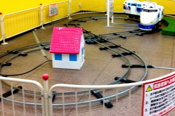 <p>Ride the mini shinkansen at La Park Kishiwada Kiddyland</p>