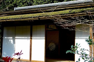 <p>Melihat ke dalam rumah teh</p>