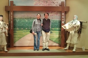 Dolls of Yoshitsune (left) and Benkei (right) in the "Kanjincho Story Museum"