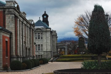 <p>The scenic English Renaissance building and its&nbsp;beautiful garden</p>