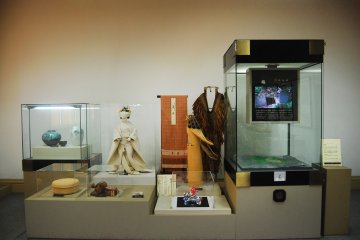 <p>Unique artifacts and traditional dress</p>