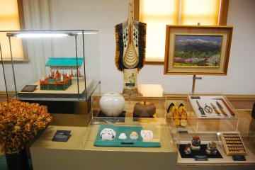 <p>Unique artifacts and traditional dress</p>