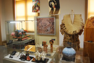 <p>Unique artifacts and traditional dress</p>