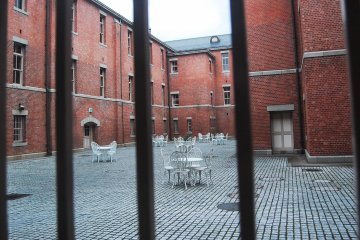 <p>Beautiful yard at the center of&nbsp;the complex</p>