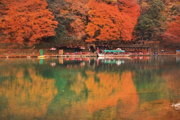 You can sit on the stone steps by&nbsp;the river bank along&nbsp;Hozugawa