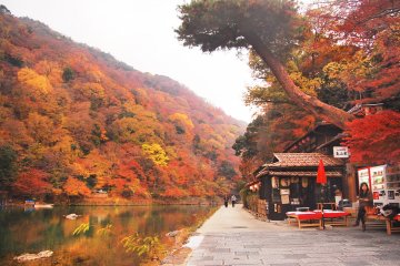 Relaxing with Japanese snacks by&nbsp;the riverbank&nbsp;in Arashiyama.