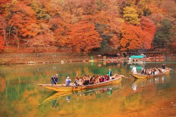 Hozugawa-kudari&nbsp;(Hozugawa river boat ride) is the best way to enjoy the autumn foliage in Arashiyama