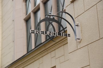 Tanda diluar Kafe Freundlieb
