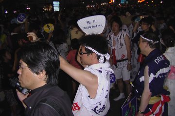 'Tokushima University Neurosurgery Department-Ren'. Various companies and universities have their own Ren group, and celebrities are invited in and dance together