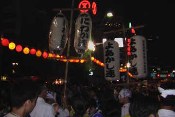 Paper lanterns with  'Niwaka-Ren' and 'Yoakashi (all-night) names on them