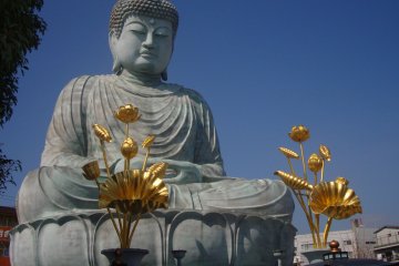<p>The Great Buddha in Hyogo, a 10-minute walk from JR Hyogo Station, is one of Japan's&nbsp;three great buddha statues.(The other two being in&nbsp;Nara and Kamakura).</p>