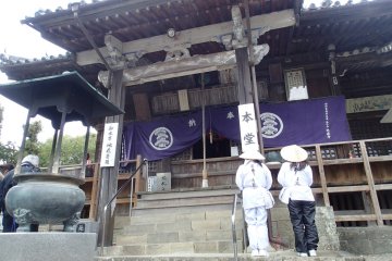 <p>Pilgrims worshiping at the main hall</p>