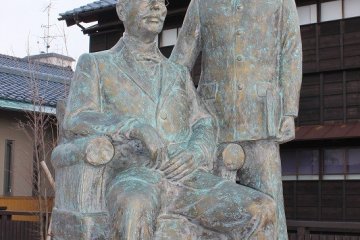 <p>Outside the hall in the garden is a statue of Lu Xun and Genkuro</p>