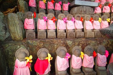 <p>Beberapa dari 70 patung Jizo Bosatsu,mengenang anak yang digugurkan, terletak di sebelah kiri Aula Utama.</p>
