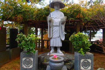 <p>Patung persembahan ke Kobo Daishi</p>
