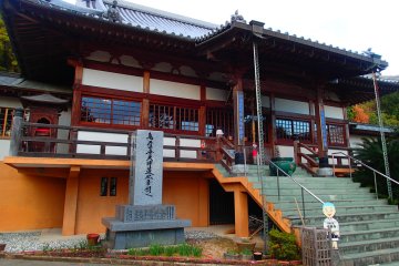 <p>Bagian depan aula utama</p>
