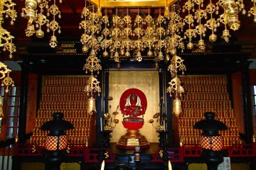 <p>Patung Amida Nyorai di dalam aula utama</p>
