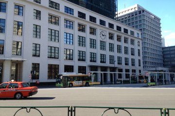 <p>The original Japan Post Office building with the old analog clock has retained its outward retro look, but at the same time it&nbsp;has become more posh and modern from the inside.</p>