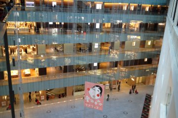 <p>View of the wedge-style structure of the shopping complex seen from the top floor of KITTE&nbsp;Marunouchi</p>
