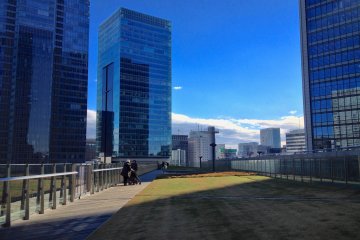 <p>KITTE Garden with&nbsp;green lawns on the top floor of KITTE Marunouchi</p>