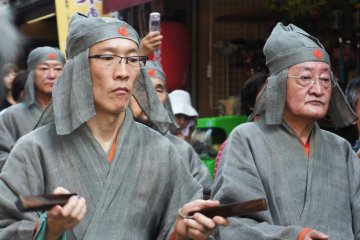 Not only green custom warriors, but also this one. They play traditional instruments, giving a very enchanting atmosphere in Kyoto.