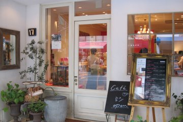 <p>Le Dimanche storefront</p>