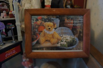 <p>A picture frame of the American&nbsp;Teddy Bear Museum at the entrance</p>
