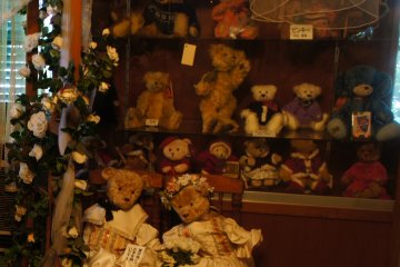 <p>The stuffed bears in many forms are a pleasure not only for kids;&nbsp;I&nbsp;got involved, too, as we started to&nbsp;explore&nbsp;the museum.</p>