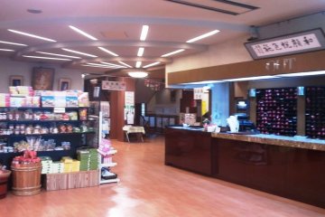 A very low-key lobby area with gifts, dining and resting areas nearby.