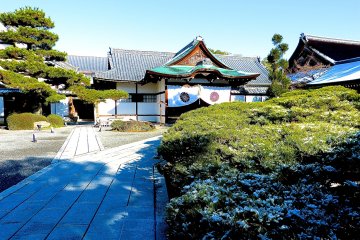 <p>The entrance to the corridor excursion is the small door on&nbsp;the left</p>