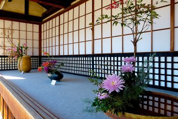 <p>Ikebana display before entering the temple</p>