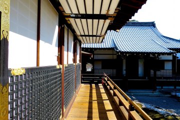 <p>Corridors around a hall</p>