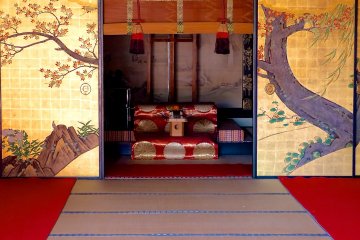 <p>Gorgeous sliding door and New Year's decoration</p>
