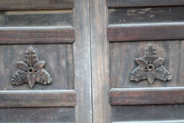 <p>Door details</p>