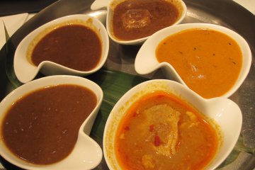 <p>A set of curries from all five famous curry shops&nbsp;</p>