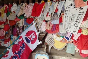 <p>Kain alas dada untuk mendoakan anak</p>
