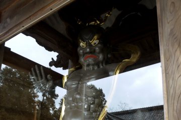 <p>Honkokuji's second gate has frightening guardians on either side of it. They used to be all gleaming gold, but last time I visited they had been painted</p>