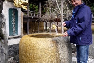 <p>This man was washing coins, but I saw other people washing 10,000 yen notes and even a Lotto ticket!</p>
