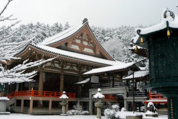 <p>Honkokuji on a snowy day</p>
