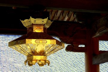 <p>A gold lantern in the second gate</p>