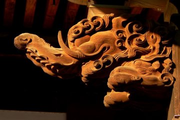 <p>Carved wooden 'elephant' under the temple eaves</p>