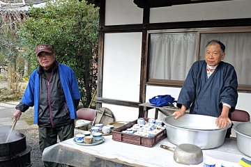 <p>Hot amazake for visitors (a sweet drink made from sake lees)</p>